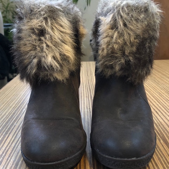 Nine & Co faux fur brown wedge booties - Picture 3 of 6